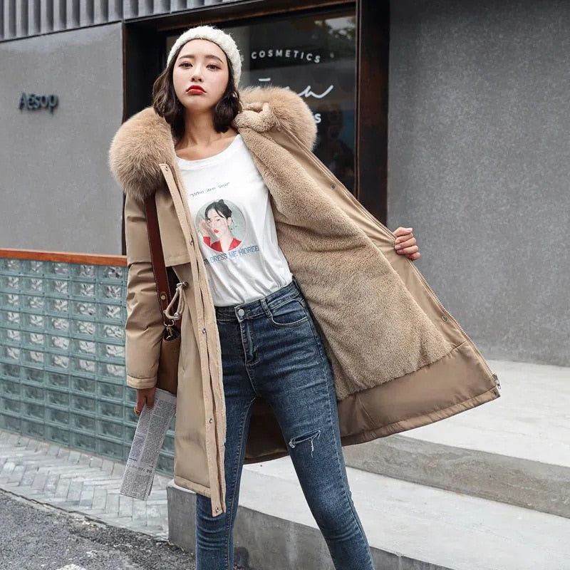 Parka Longa Forrada e com Capuz com Pele